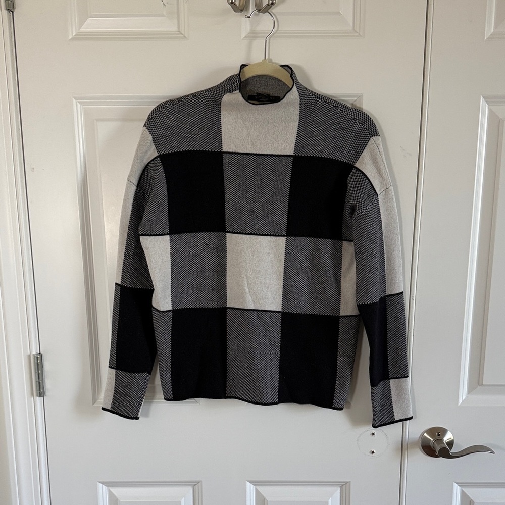 Tahari Size Medium Women's Black and Gray Checkered Mock neck Sweater Size mediu